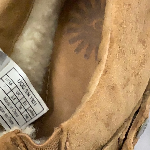 UGG. SIZE 7 - Picture 2 of 4